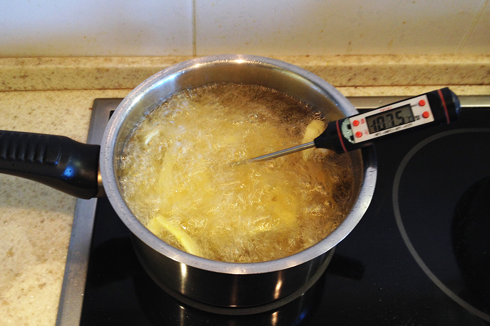 При загрузке картошки в масло температура сильно упала