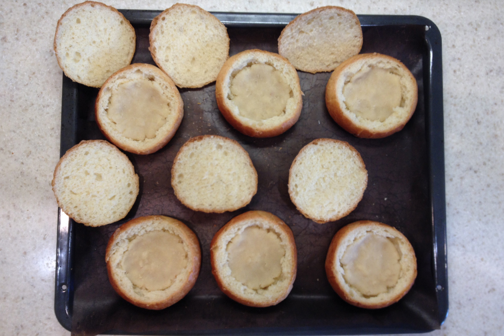Выложите марципановую начинку в выемки булочек