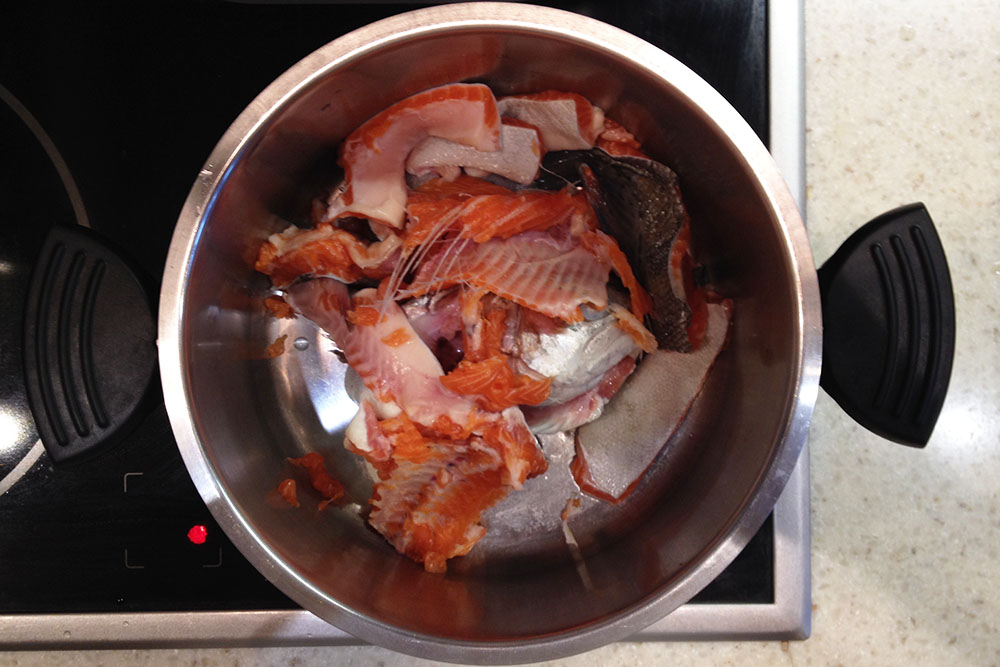 Суповой набор из небольшой рыбы весом чуть более 1 кг. В него входит голова, хвост, остов, обрезки с жирных частей филе. Из них тоже получается наваристый бульон