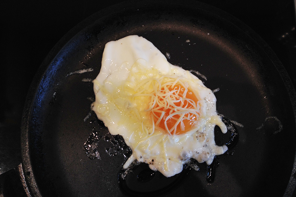 Сыром нужно посыпать горячее яйцо, тогда он приятно расплавится