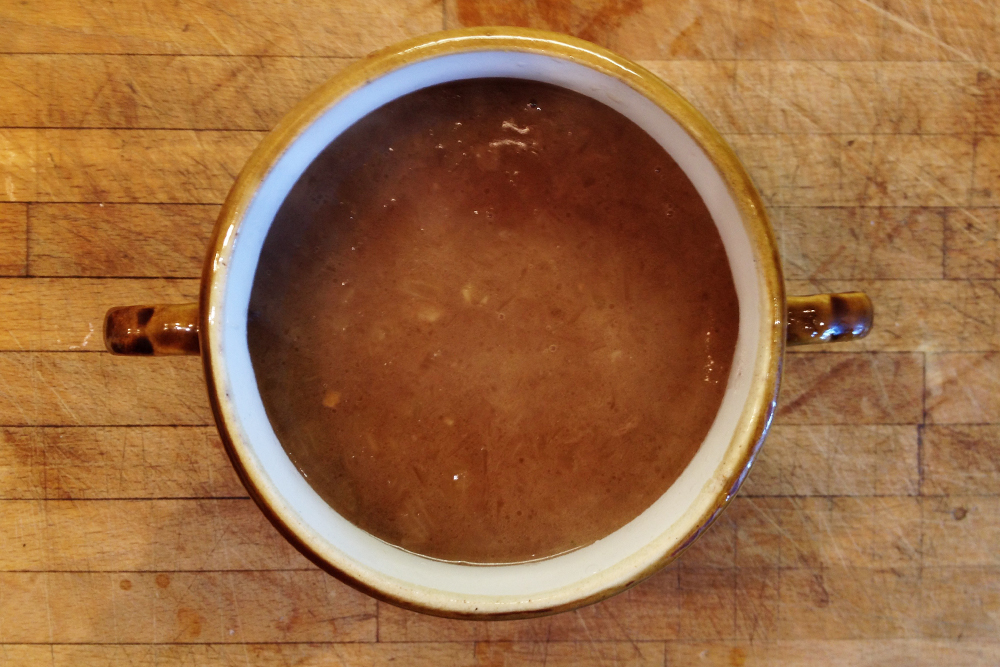 Суп в горшочке насыщенного коричневого цвета