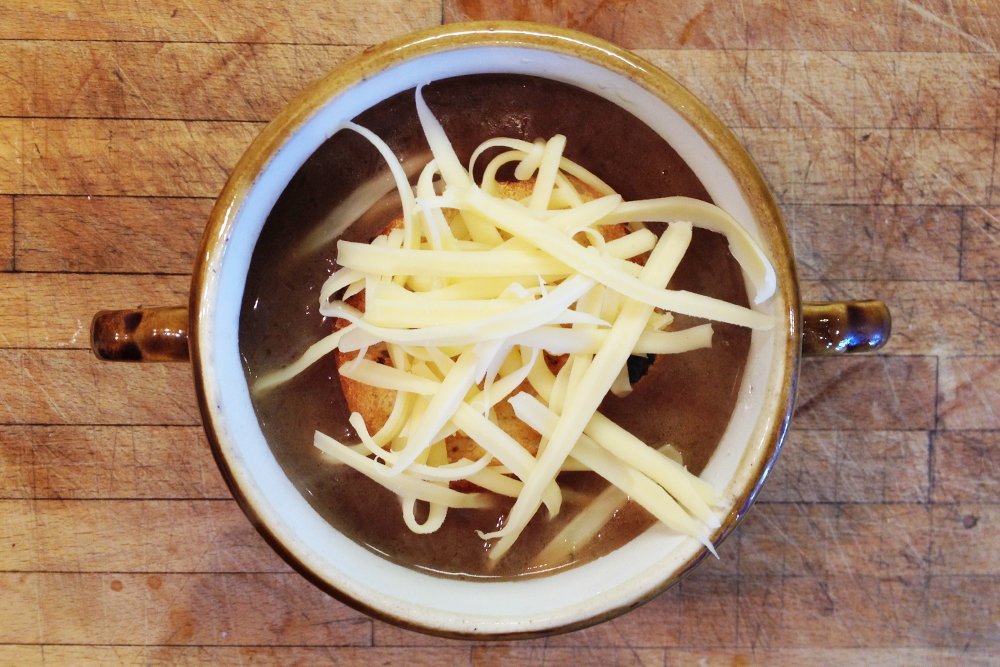 Используйте любой сыр, который хорошо плавится: сулугуни, маасдам, моцареллу, эмменталь