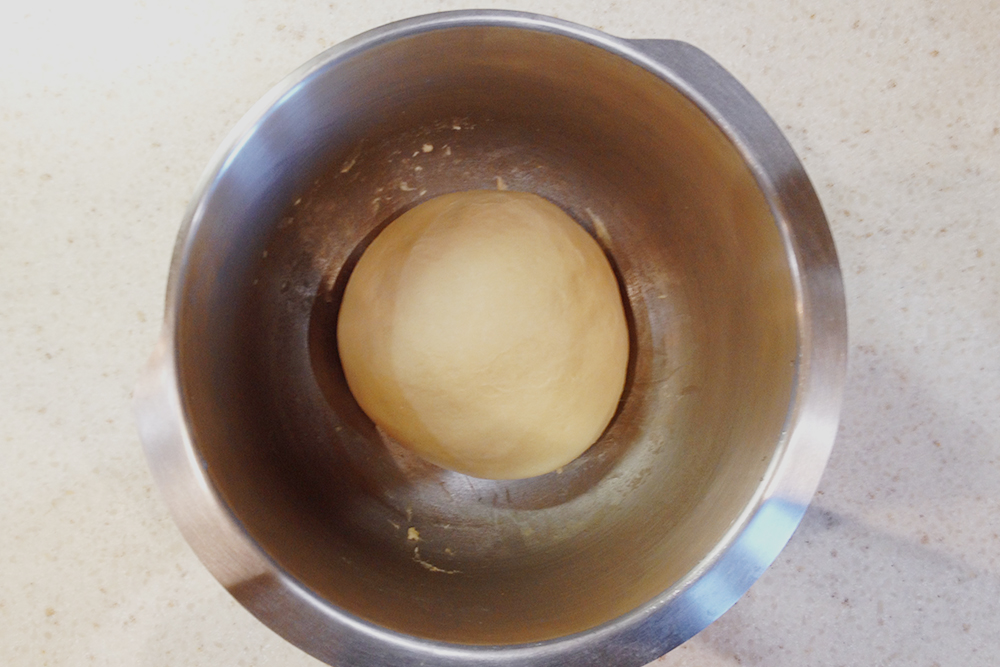 Слегка скругленное тесто после 1,5 часа брожения
