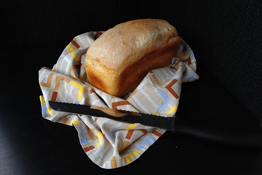 У готового хлеба довольно плотная корочка — его удобнее резать специальным острым хлебным ножом