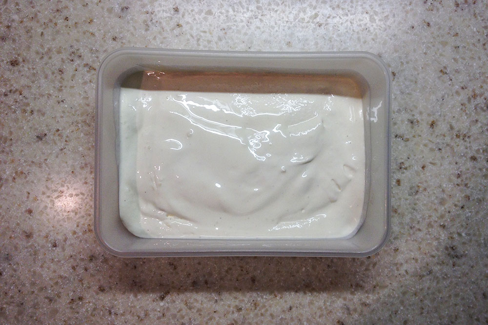 Готовое мороженое удобно хранить в такой плоской пластиковой таре, а также доставать его оттуда. Обязательно закрывайте ее, чтобы мороженое не впитывало запахи морозилки. В идеале — выделите мороженому изолированную полку