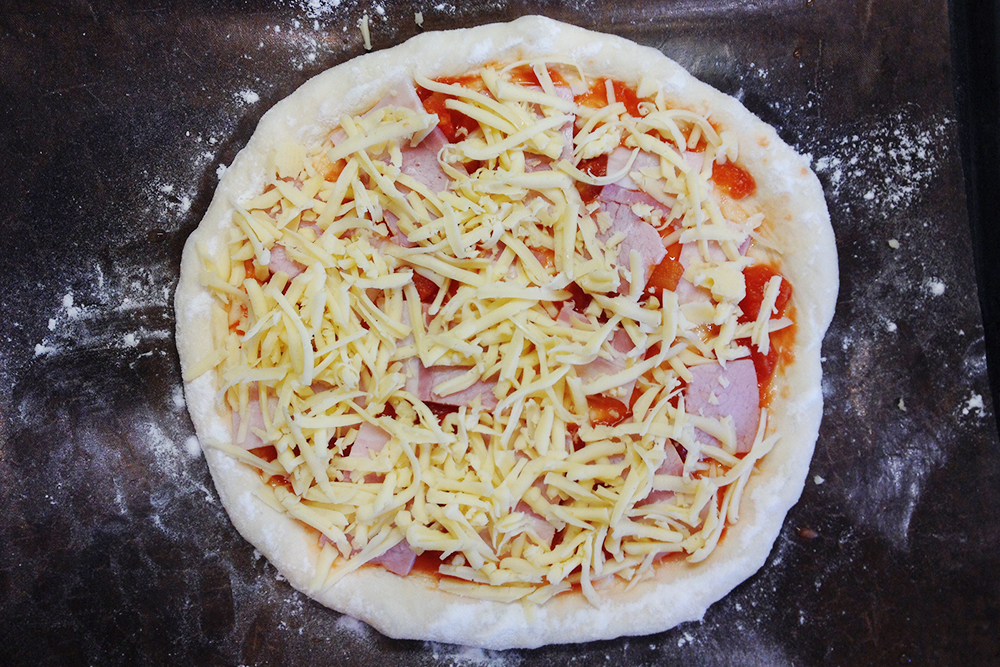 Это вторая пицца с импровизированной начинкой: с обычным полутвердым сыром и свиной грудинкой