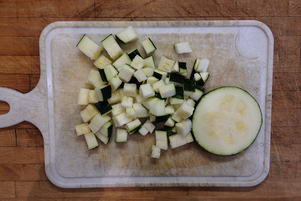 Все овощи нужно нарезать примерно одинаковыми кубиками. Это одна из особенностей минестроне
