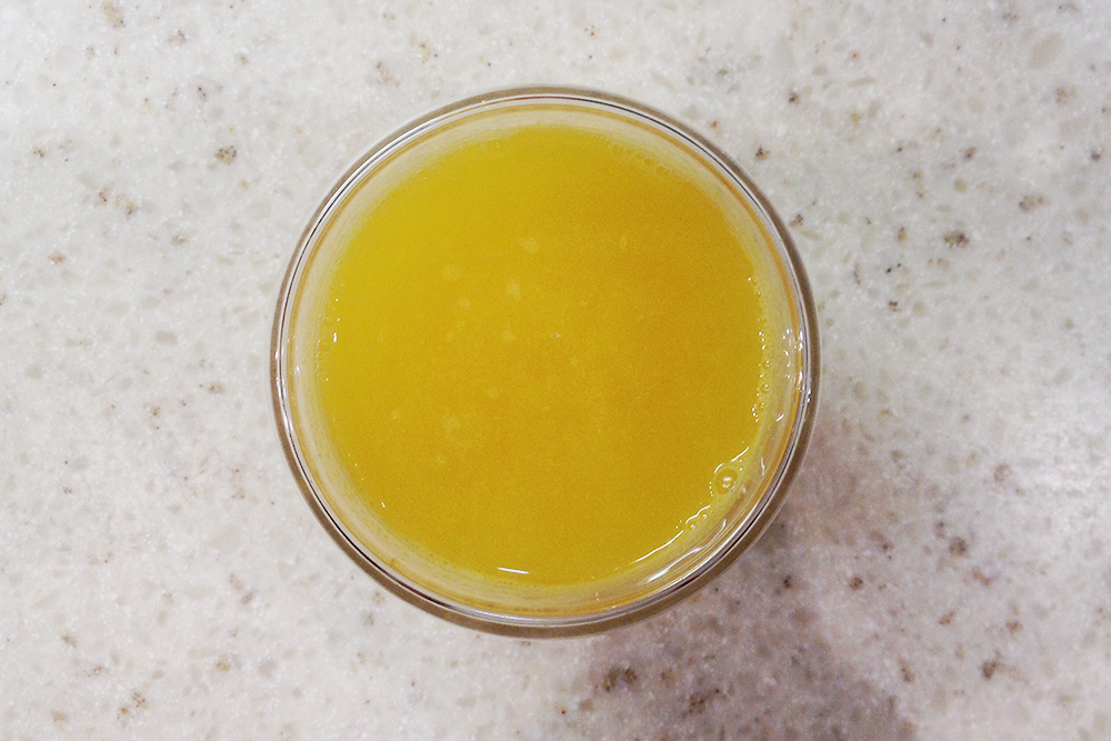 Апельсиновый сок — побочный продукт производства домашних цукатов. Если вы давно не пробовали свежевыжатого сока, вкус вас приятно удивит, особенно после пакетированных соков