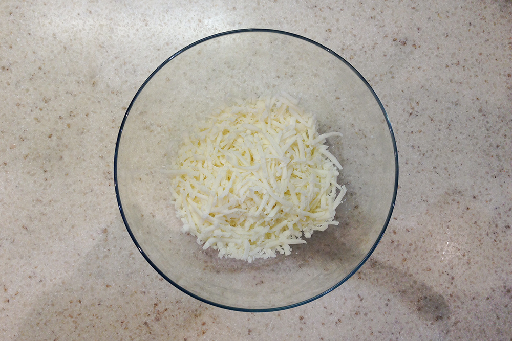 Мельчить с сыром не стоит: он все равно расплавится. Но его должно быть достаточно. Много сыра в кесадилье не бывает