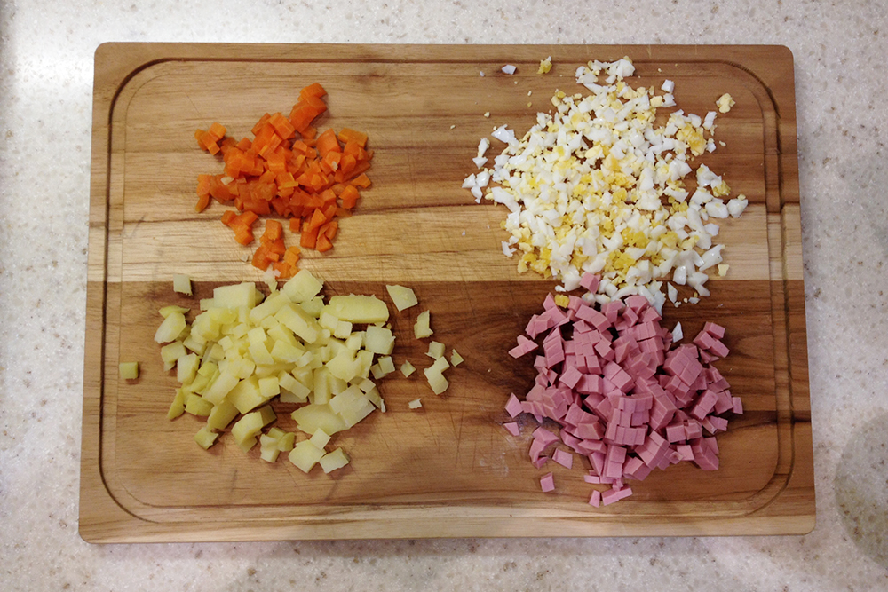 Чтобы салат смотрелся аккуратно, все ингредиенты должны быть примерно одного размера. Ориентируйтесь, например, на горошину