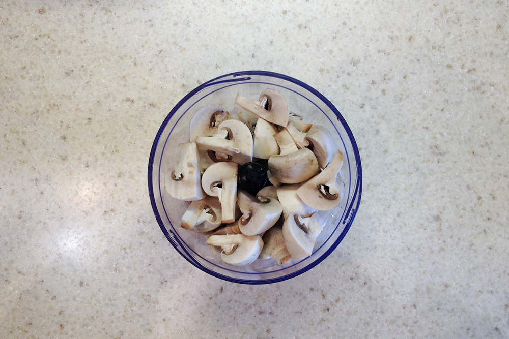 Чтобы немного помочь блендеру, стоит порезать грибы на крупные кусочки