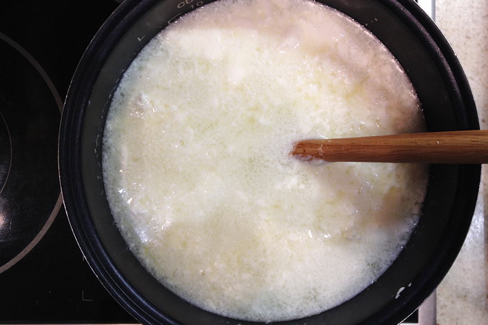 Молоко после добавления кислоты — кефира и сметаны — сворачивается