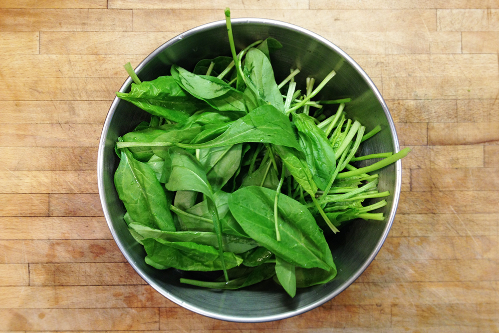 Перед использованием приготовьте шпинат: промойте и обсушите. Как и любая зелень, он очень объемный, но легкий