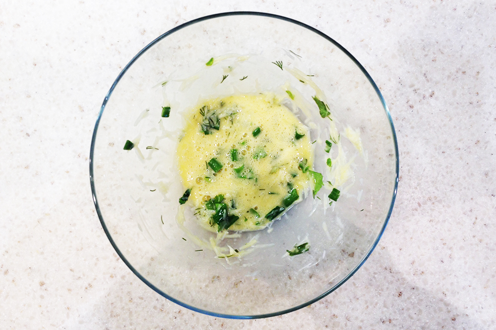 Яично-сырная смесь при правильном приготовлении превратится в кремовый соус