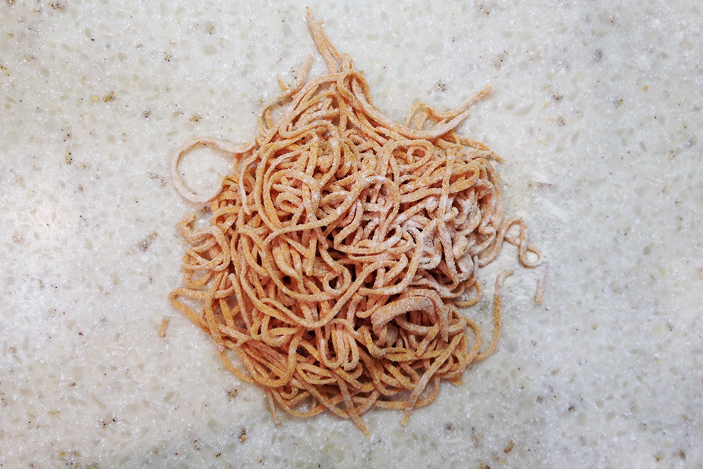 Из остатков и обрезков теста, с которыми уже было неудобно работать, я сделала спагетти
