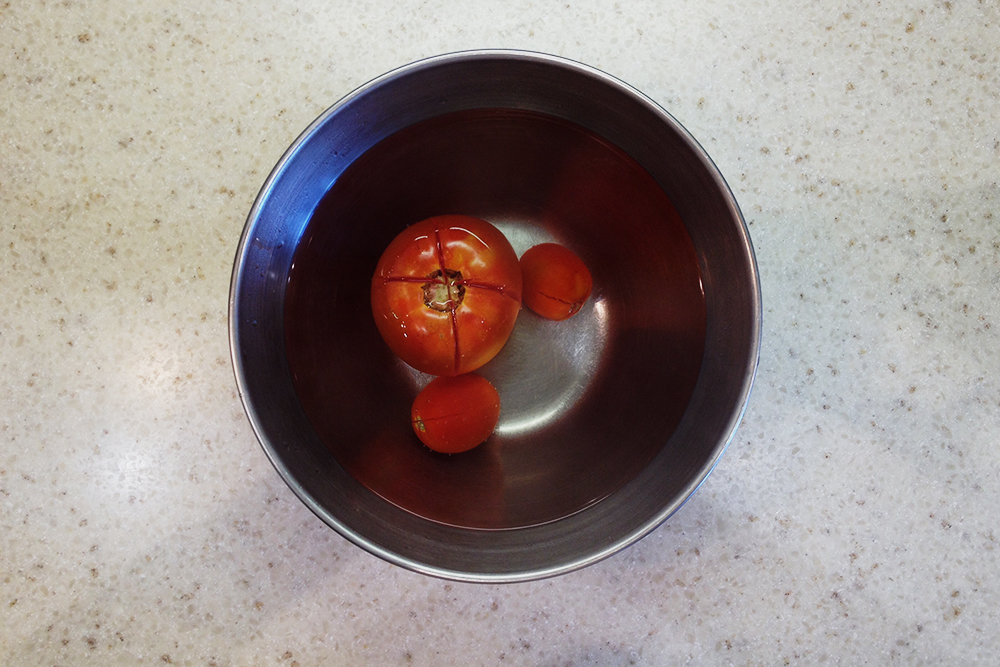 В сезон я использую свежие томаты. Чтобы снять с них кожицу, нужно залить их кипятком на пару минут