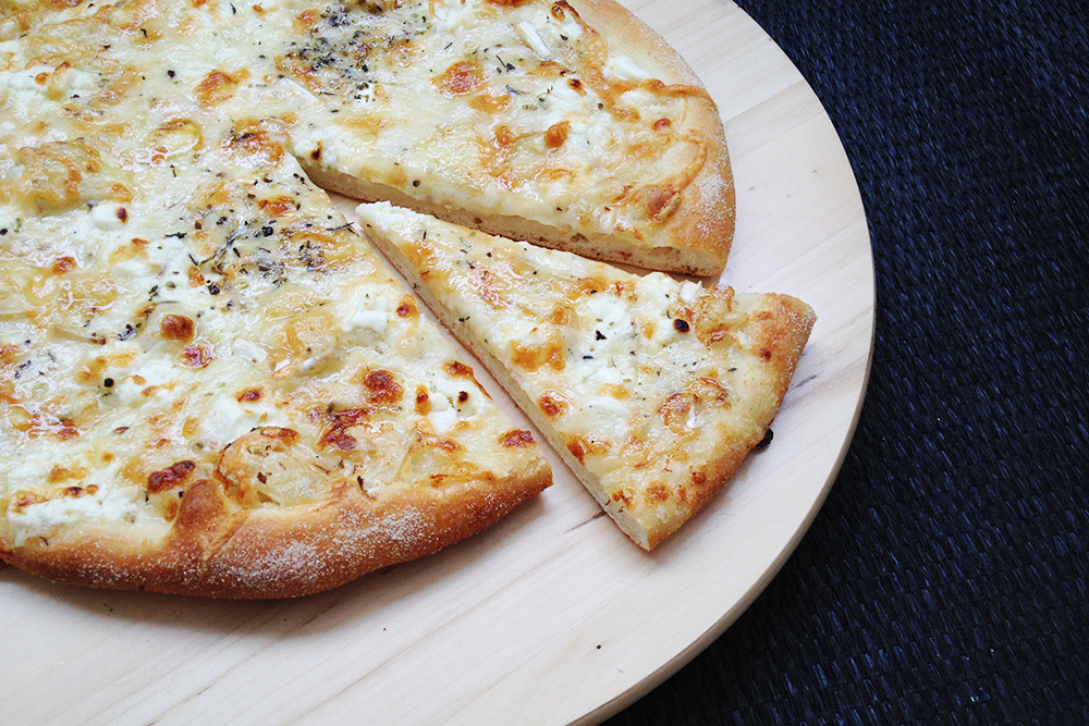 Тесто получается довольно плотное, а сама пицца — с насыщенным вкусом сыра