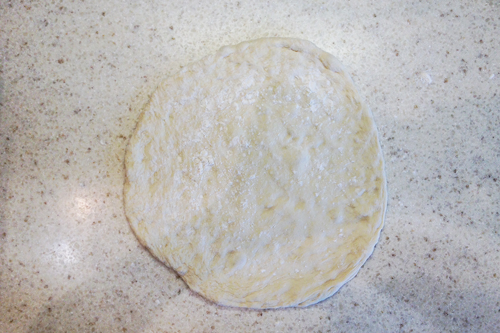 Раскатанное тесто можно начинить так же, как кальцоне. Тогда получится обычная круглая пицца