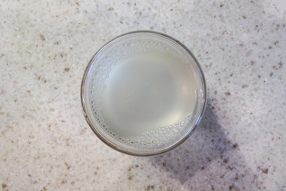 Березовый сок похож на мутноватую прозрачную жидкость