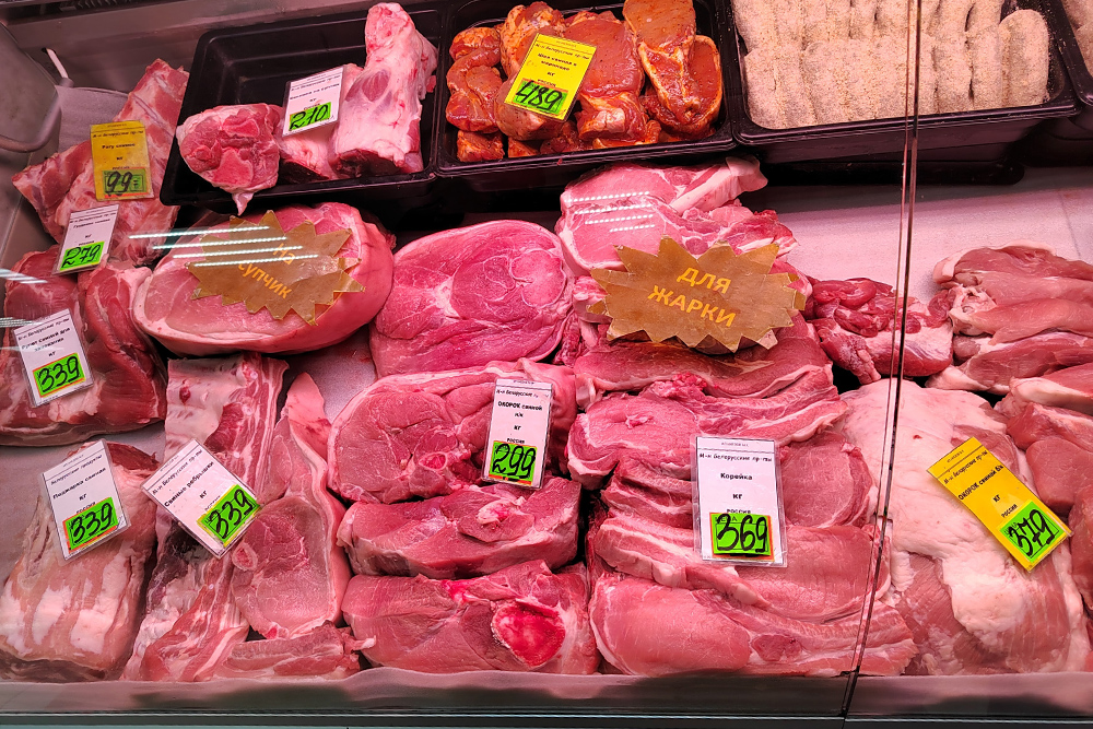 Продавец вешает на мясо бирки «на супчик» и «для жарки», чтобы помочь покупателю определиться