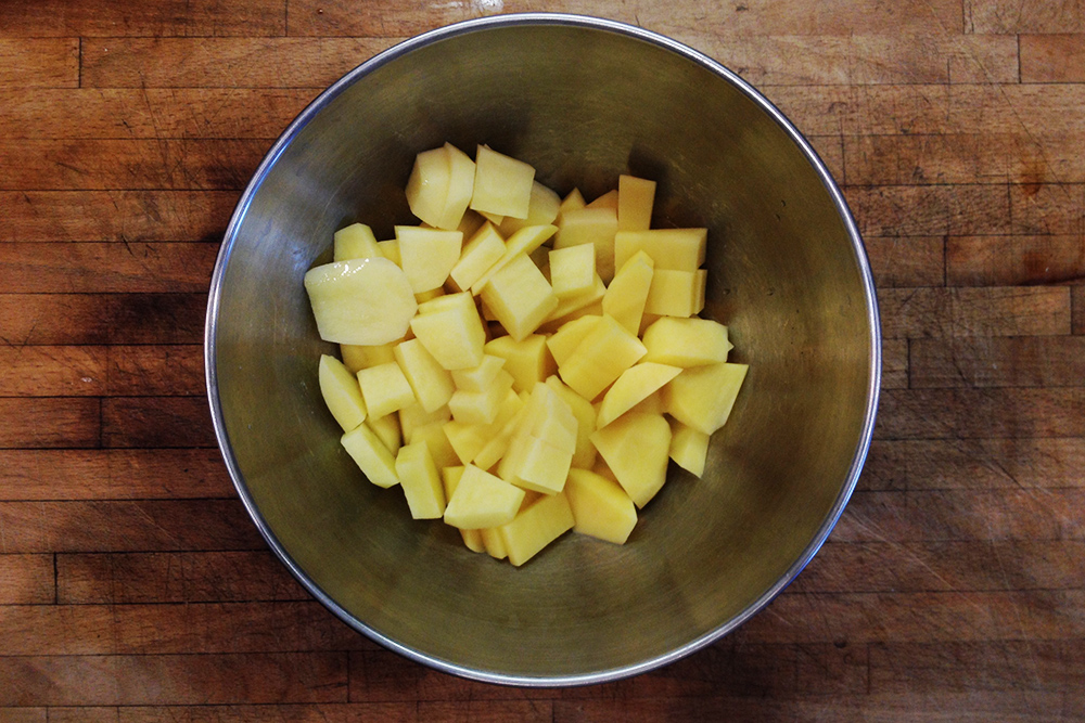 Неважно, как нарезать картошку для крем-супа: она все равно превратится в пюре. Но чем меньше она будет, тем быстрее сварится