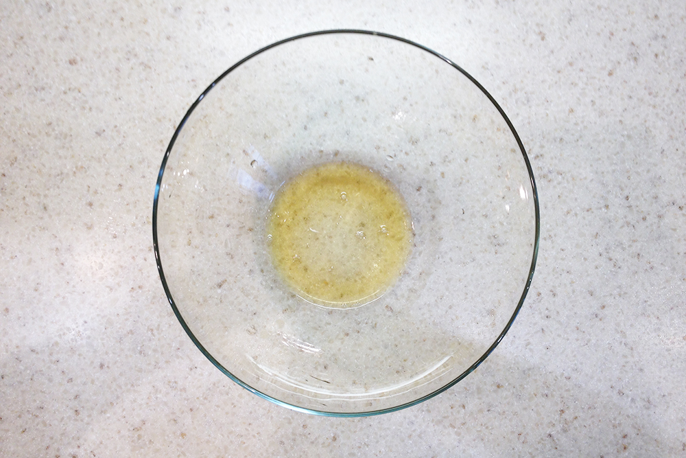 Мой импровизированный пекмез — вода с медом. Окунула в него половину симитов, то есть два бублика
