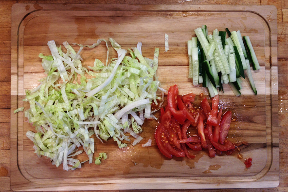 Все овощи нужно нарезать так, чтобы было удобно есть блюдо без столовых приборов