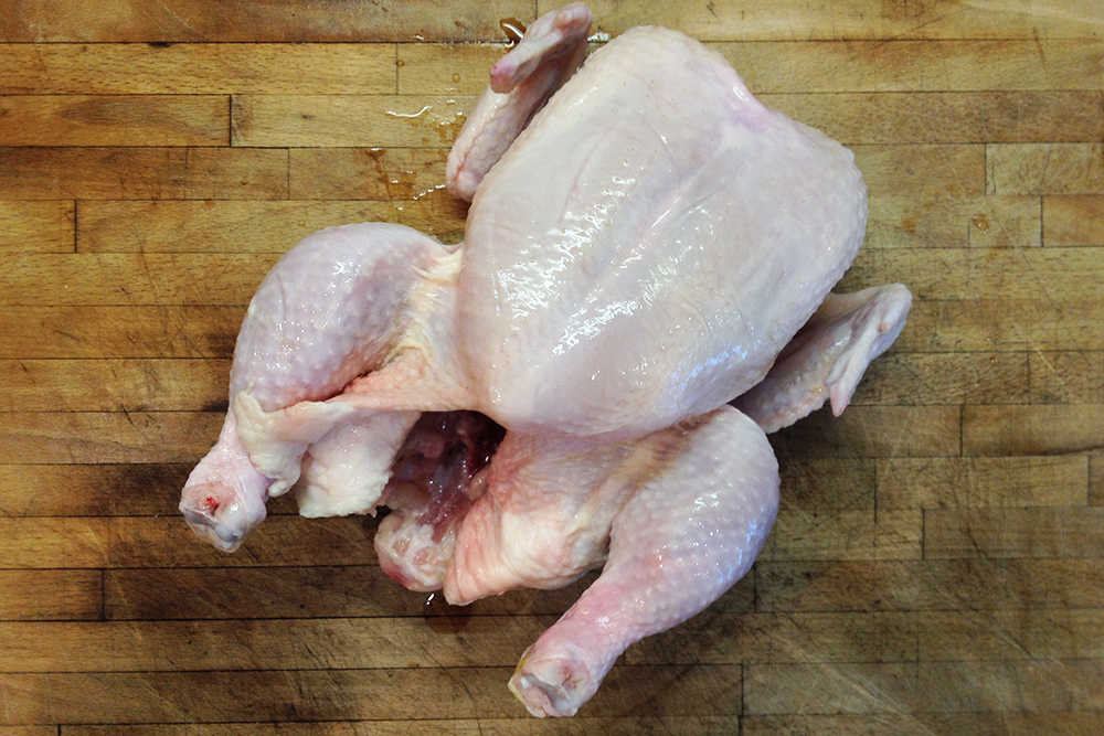 Когда для блюда нужны определенные части курицы, удобнее работать с целой птицей