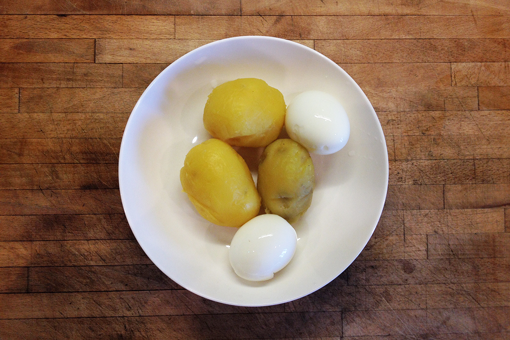 Картошка в мундире и сваренное вкрутую яйцо