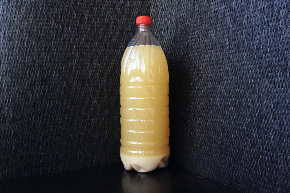 Готовый квас удобно хранить в пластиковой бутылке в вертикальном положении, например на дверце холодильника: так осадок не сильно смешается с квасом