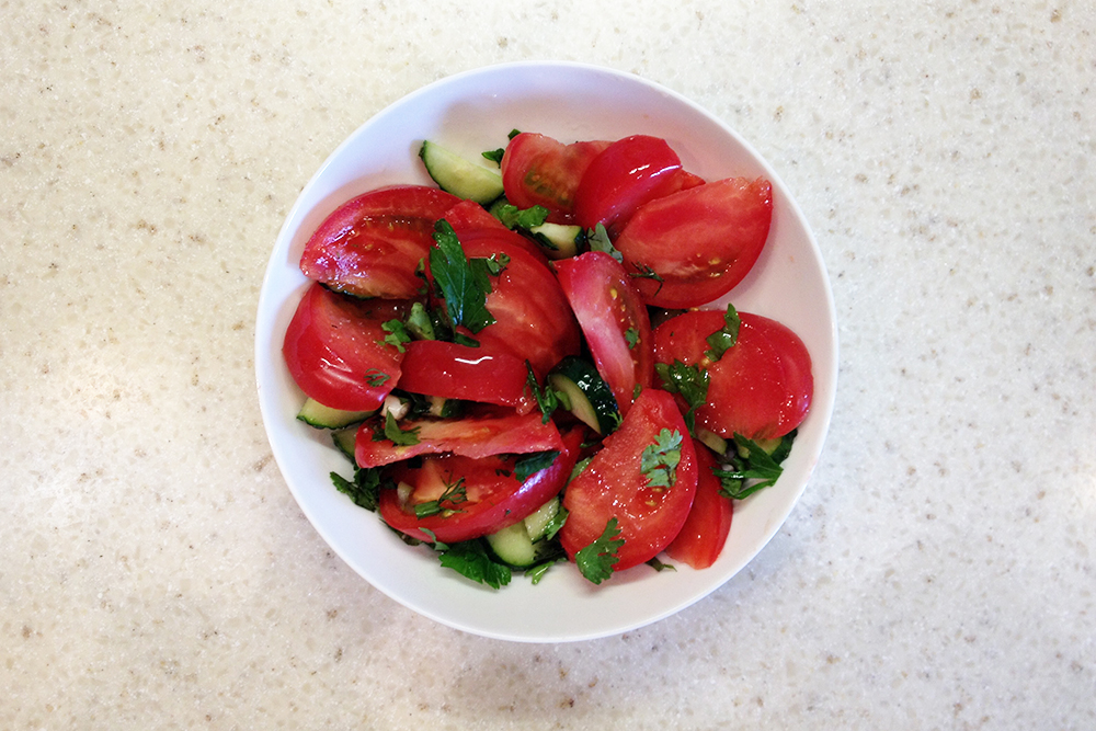 В нашей семье любят, когда овощи в салате порезаны крупно: так вкуснее