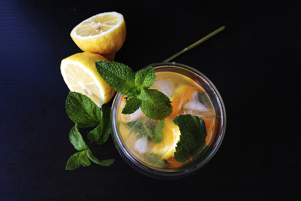 Холодный лимонад — освежающий летний напиток. Вся его красота лучше раскрывается не в обычном стакане, а в прозрачном