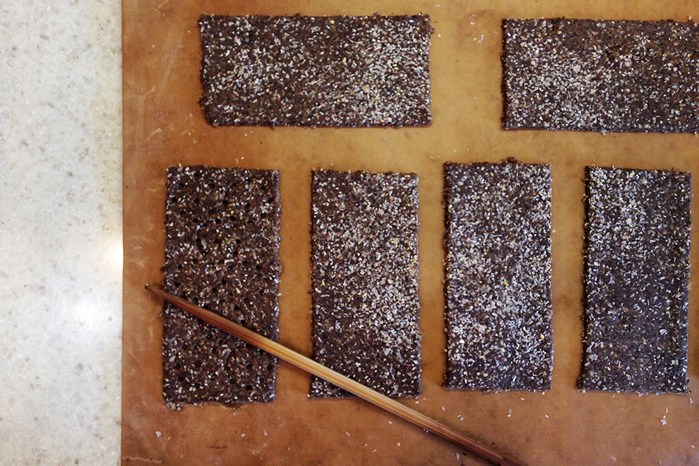 Можно сделать на хлебной заготовке узор — для этого наколите ее, например, деревянной палочкой для суши