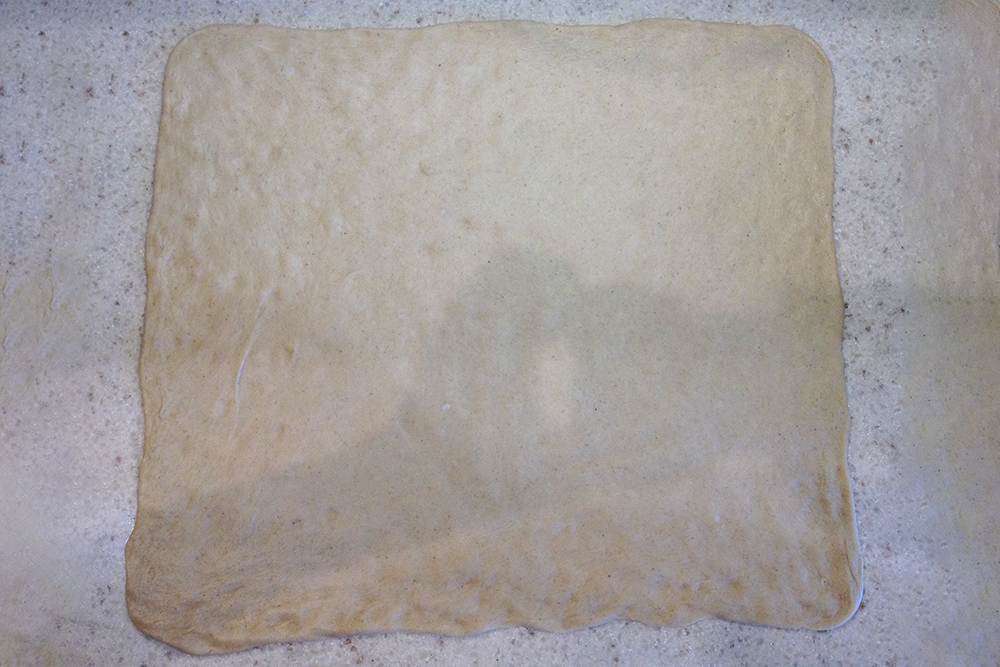 Неважно, до каких размеров раскатать тесто, ориентируйтесь на толщину — 3 мм