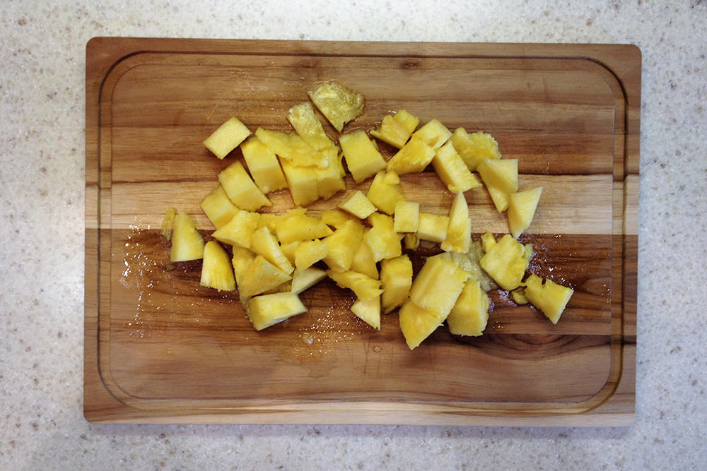 Крупные кусочки ананаса сохранят сок и дадут дополнительную текстуру блюду