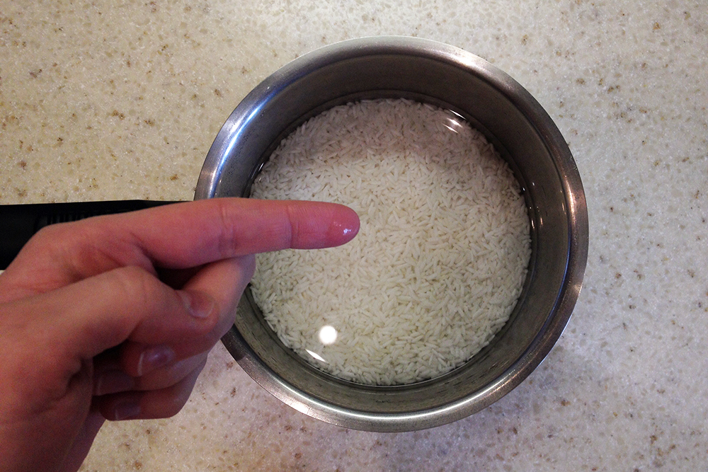 Пора варить рис. Указательный палец подскажет, сколько нужно залить воды