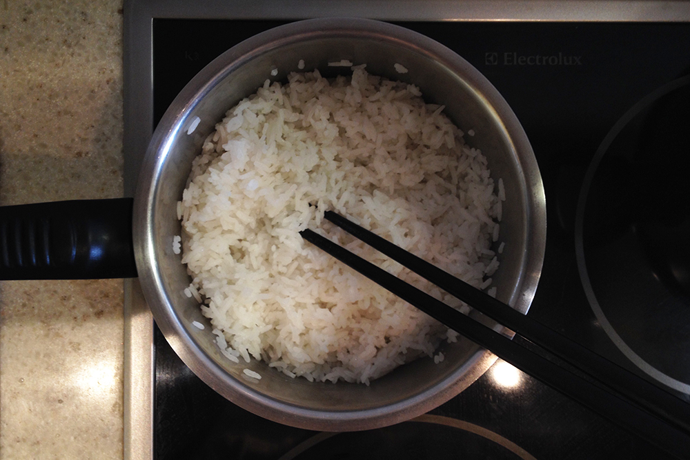Слегка распушите верхний слой риса