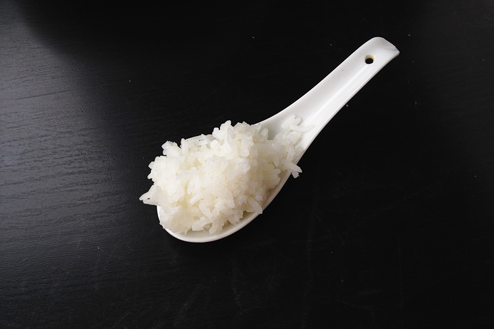 Готовый рис получается одновременно рассыпчатым и держащим форму