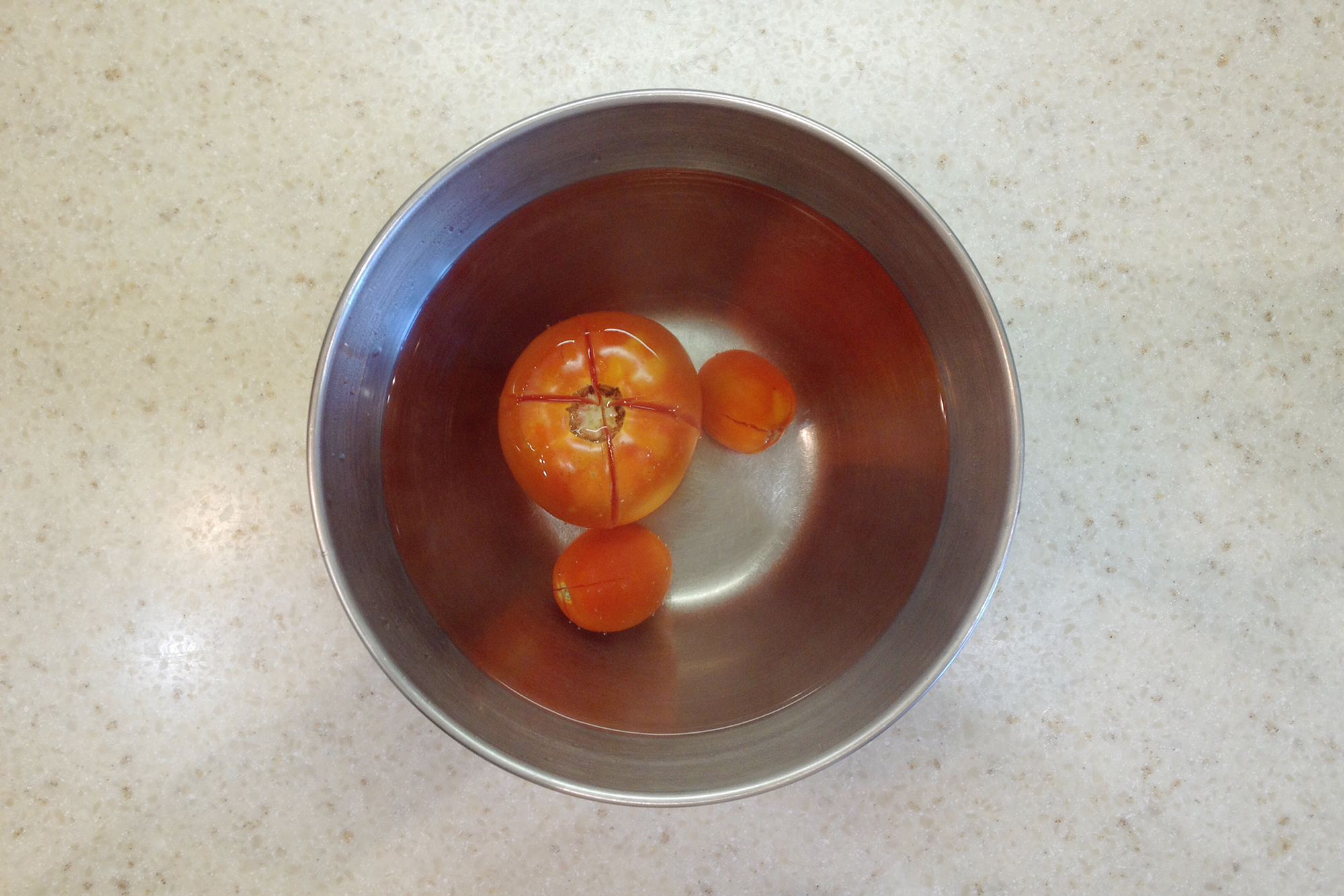 Удаляем кожицу с томата. Мне попался совсем уж маленький, и я взяла к нему довесок в виде двух малышей
