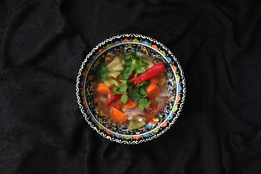 Шурпа из баранины особенно эффектно выглядит в традиционной восточной посуде. Правда, эта тарелка из Турции, а не из Узбекистана. Но определенное настроение она все равно создает