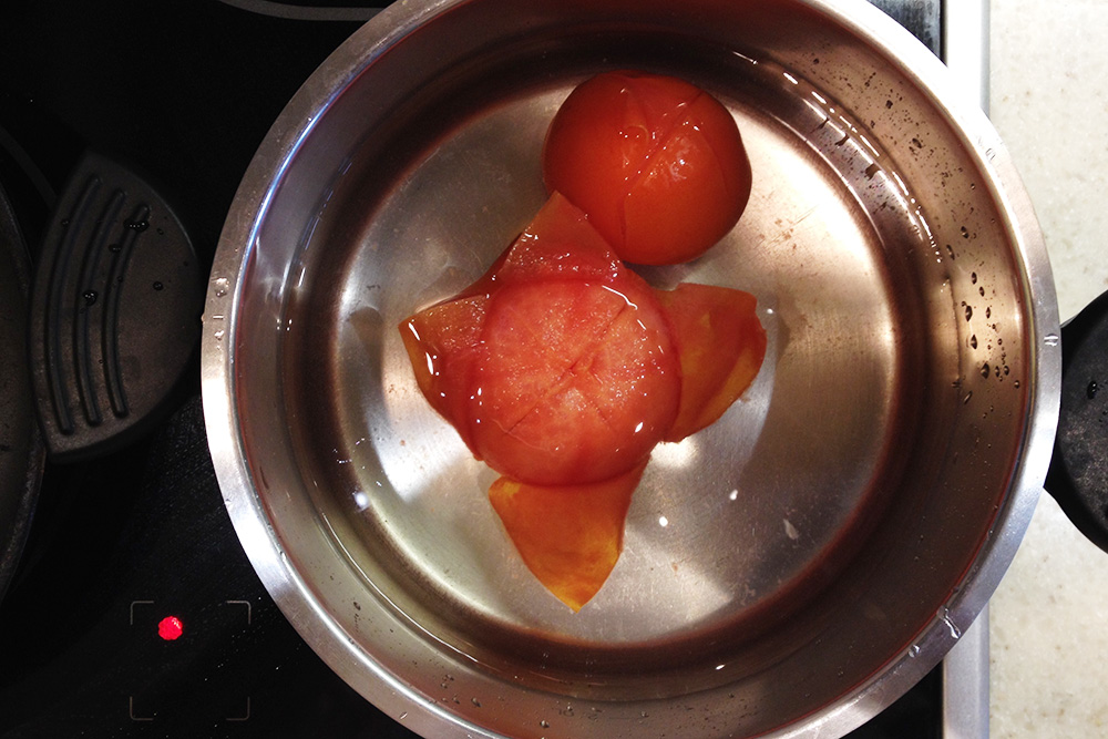 С ошпаренных томатов, помещенных в холодную воду, легче снимается кожура