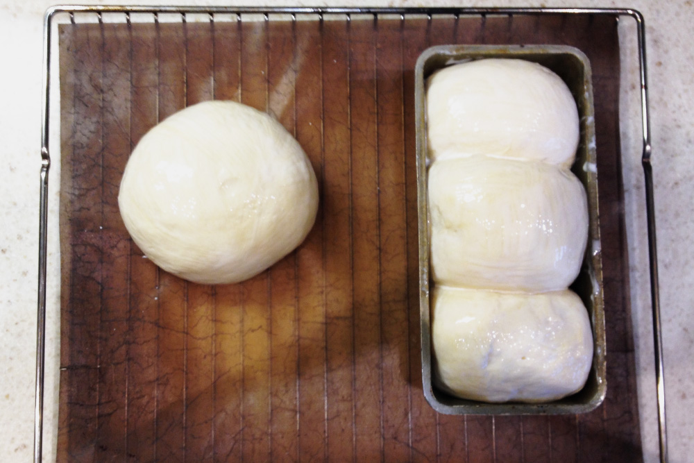 Не забудьте смазать хлебные заготовки льезоном — так булочки станут золотистыми