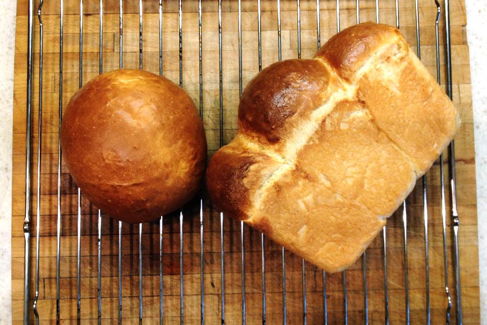 Так большой хлеб выглядит сбоку — можно разорвать его по швам на три сайки