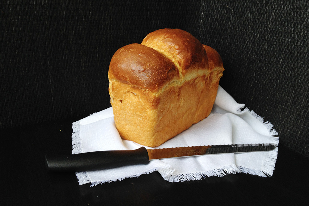 Готовый хлеб, как и любой другой, удобнее резать специальным хлебным ножом с зубьями