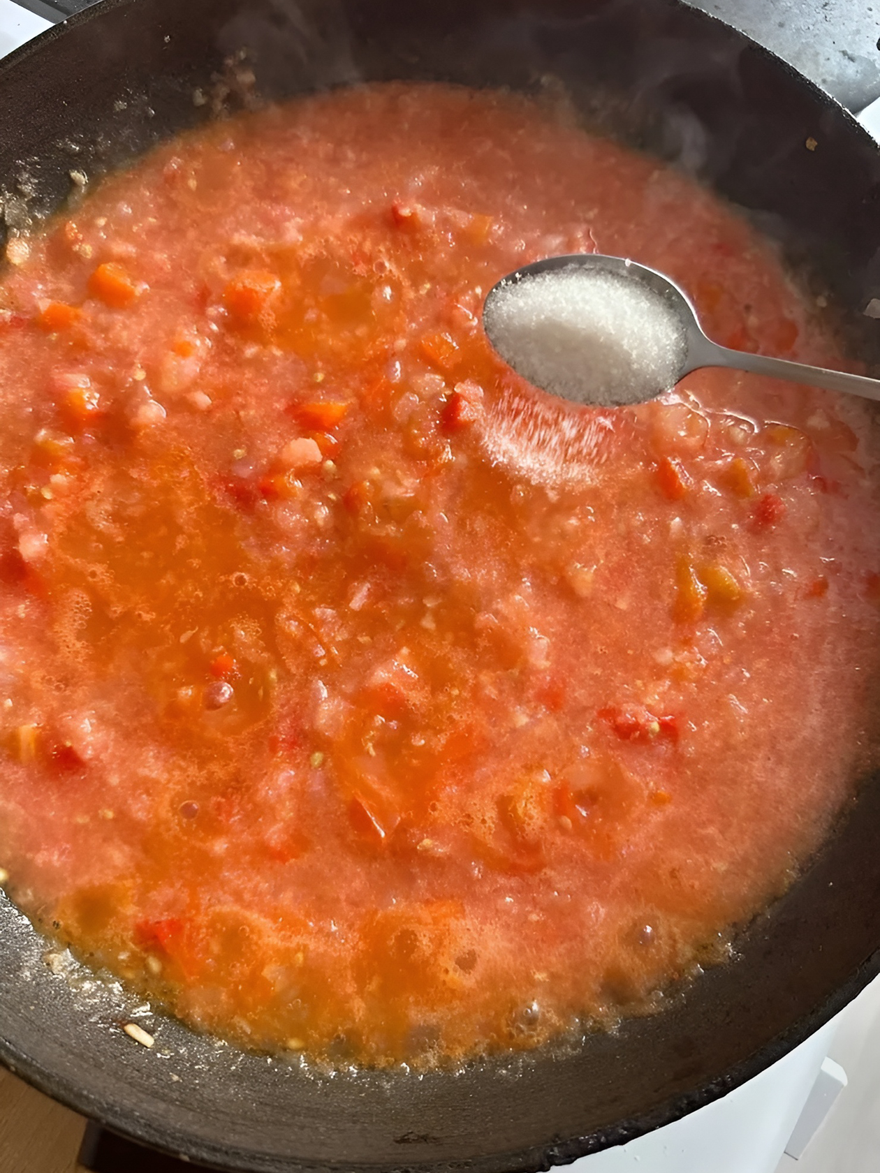 Ложка сахара поможет нейтрализовать чрезмерную кислотность томатов