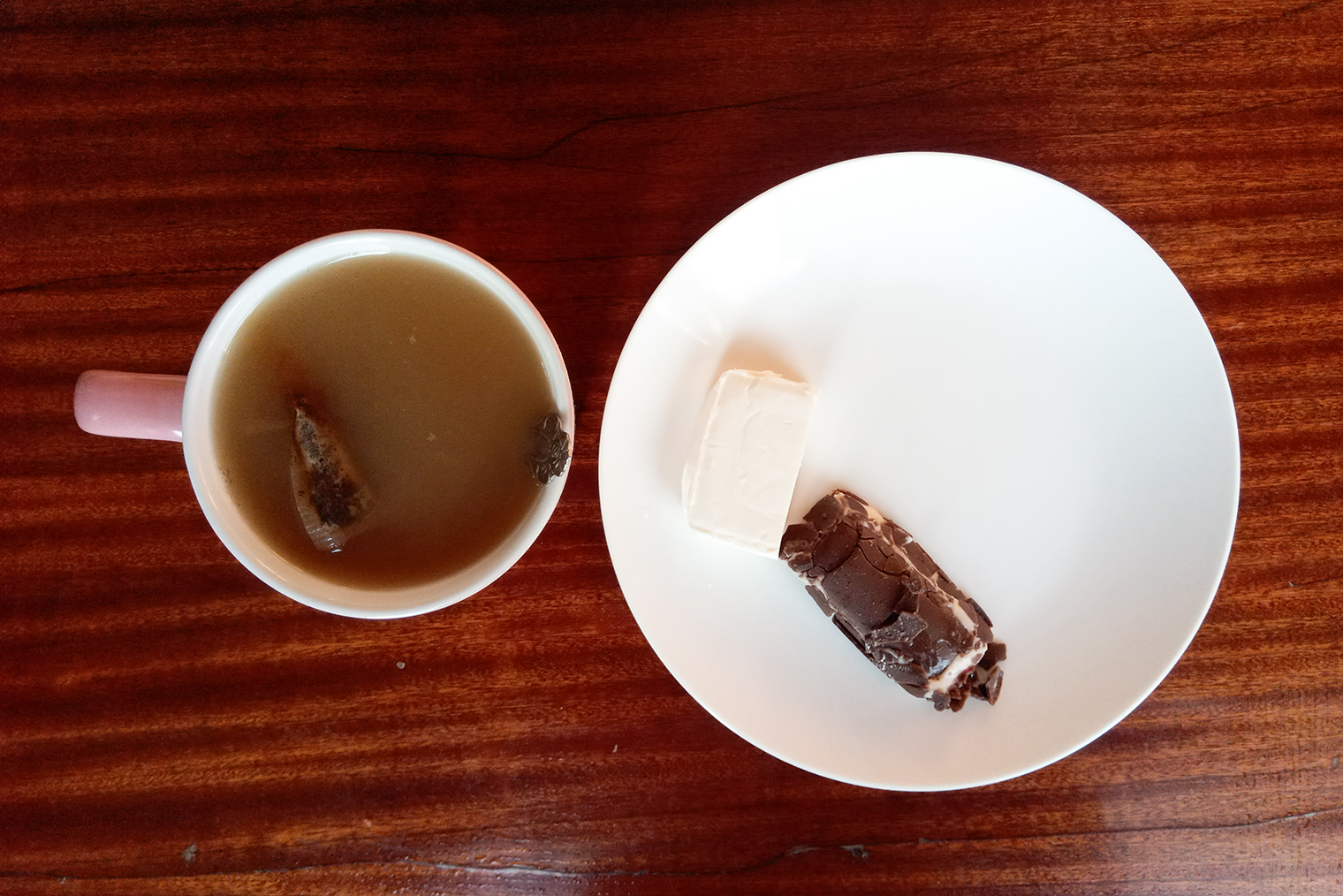 Мои перекусы: чай со сгущенкой, кусочек сырка «Дружба» и глазированный сырок