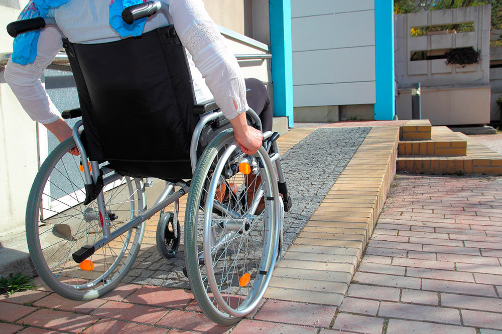 Пандус должен быть таким, чтобы человек в инвалидной коляске мог самостоятельно по нему заехать. Источник: miarquitecto.com