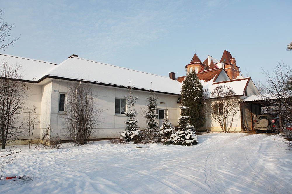 Так выглядел дом родителей в Минске. Его они строили в течение 15 лет. Башни на заднем фоне — это соседский коттедж