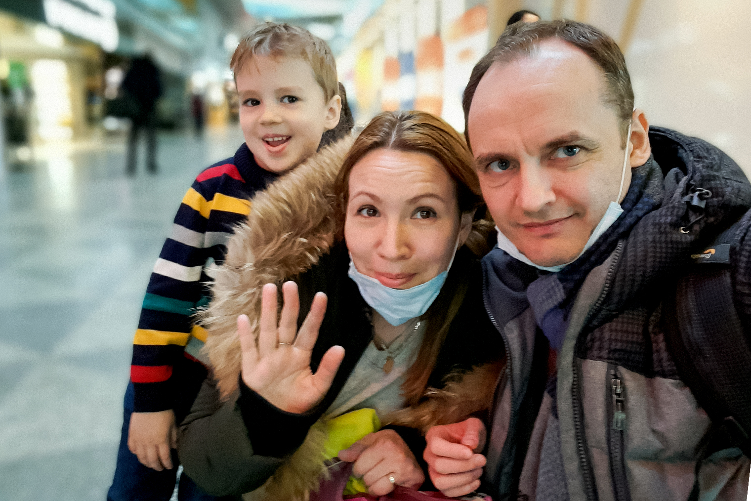 Мы с женой Наталией и сыном Мишей в аэропорту в Хельсинки. Наш автобус из Санкт-Петербурга задержался на финской границе. На рейс до Парижа мы успели по счастливой случайности: его тоже задержали
