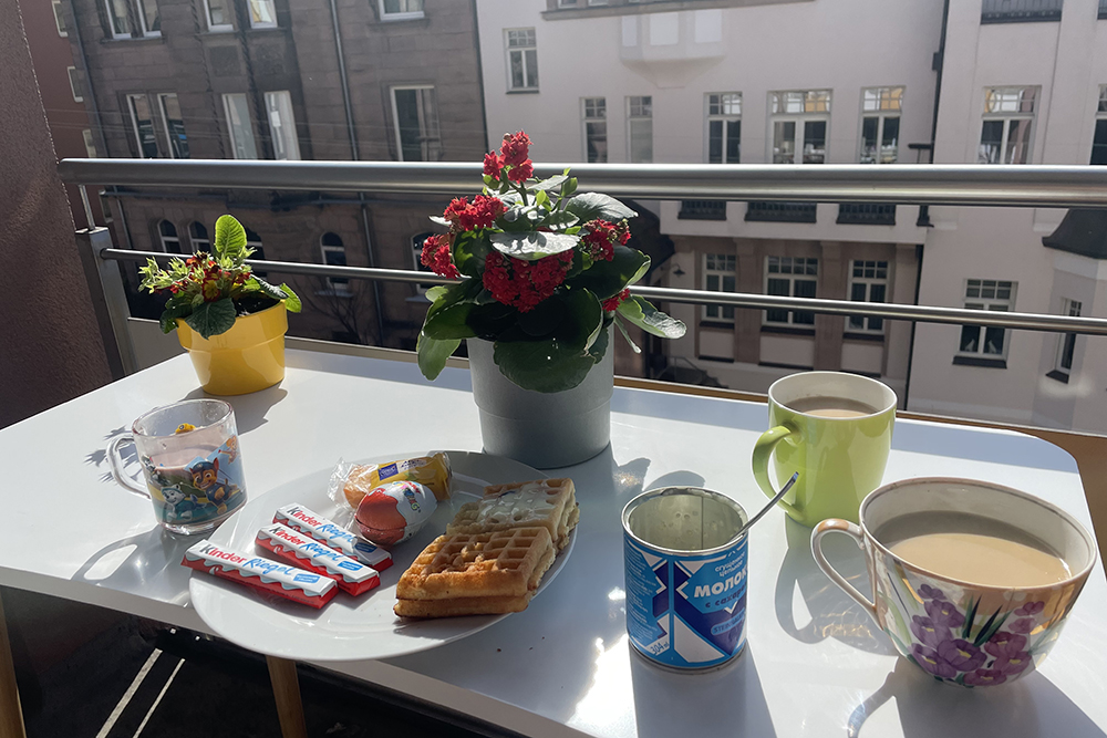 Когда позволяет погода, любим завтракать на балконе